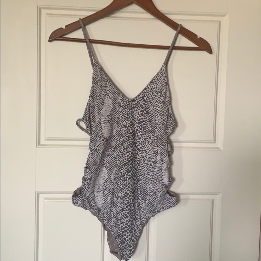 Acacia reversible one piece Sz SMALL